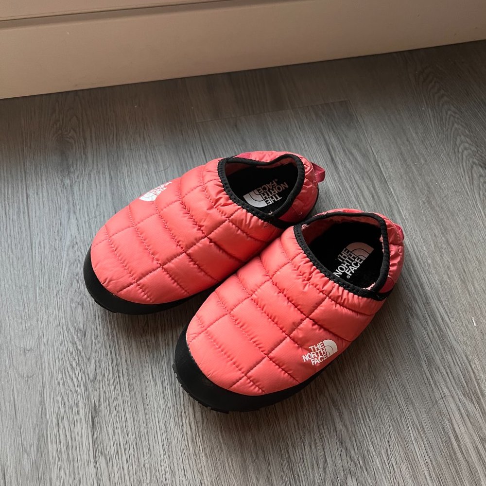 THE NORTH FACE Thermoball Traction Mule V Womens Slippers - Size 5